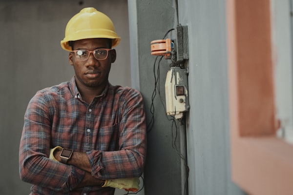 Trabajador con casco y gafas de protección