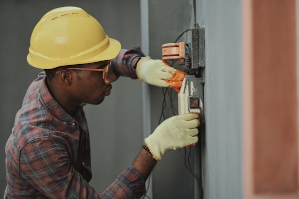 Electricista instalando equipamiento eléctrico