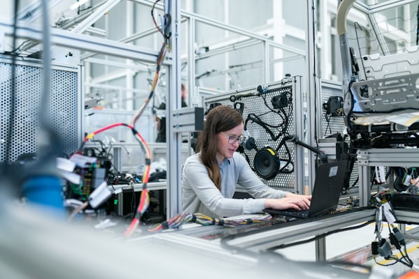 Ingeniera supervisando una línea de producción automatizada