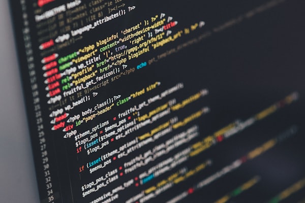 Código de software industrial en pantalla