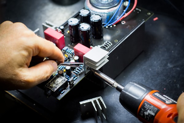 Técnico reparando una placa electrónica
